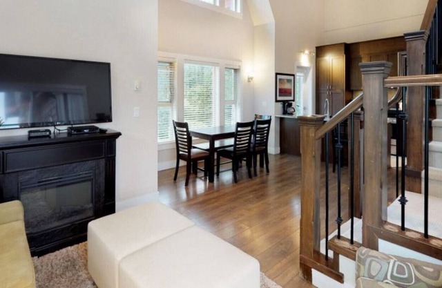 Three Bedroom Penthouse Suite with Mountain View - Harrison Lake View Suites