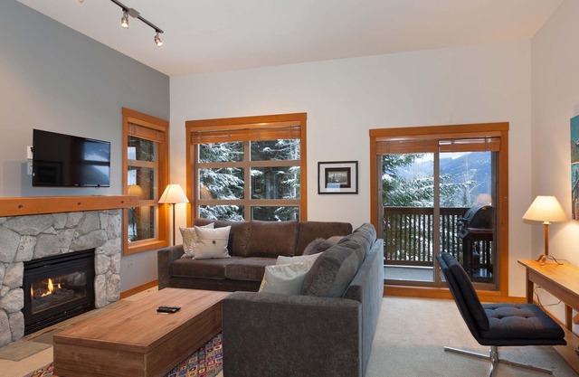 Townhome w/Mountain View, Hot Tub & BBQ, Free Bus