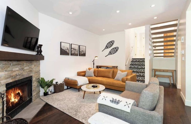 Townhouse near Village Trail, Lake, Golf, Hot Tub