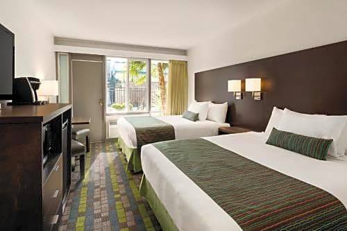Travelodge by Wyndham Victoria Airport Sidney
