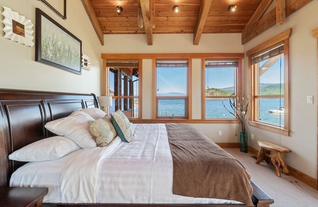 "true" Shuswap Lakefront Property - Lake Access out Your Back Door!