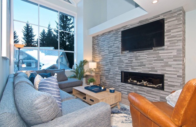Upper Village 5 Star townhouse, Private hot tub, Tranquil setting
