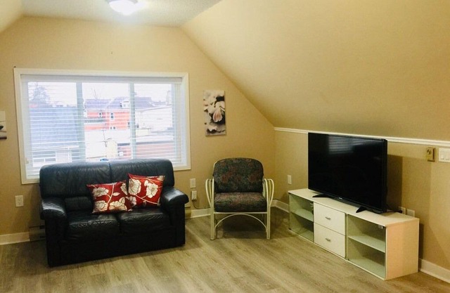 UPTOWN WATERLOO! Renovated and Sweet House
