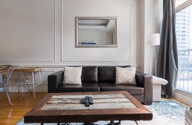 Urban Chic Downtown 2BR next to Wellesley Subway