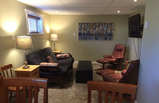 Walk to Hospital, business and restaurant district - Downstairs Suite -