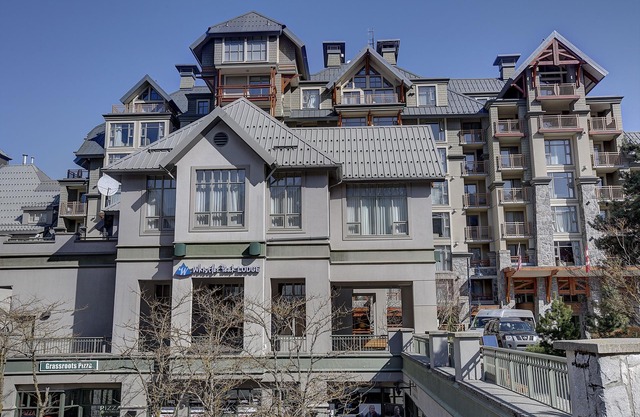 Walk-to-lift studio with mountain views, fireplace, jetted tub, & gym access