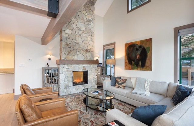 Walk to Village! Upscale Home w/Hot Tub,BBQ,Garage