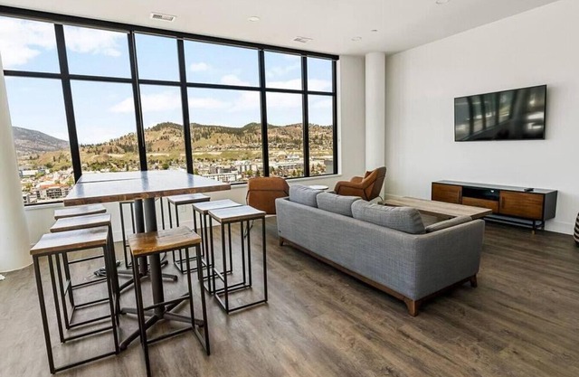 West facing lake views from DT Condo, Sleeps 4 W/ Rooftop Patio! Close to shopping, restaurant and bars, 2 minute walk to waterfront.