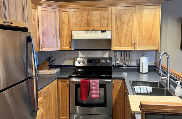 Whistler Creekside Townhome - 3BR - Ski in/Ski Out - Private Outdoor Hot Tub