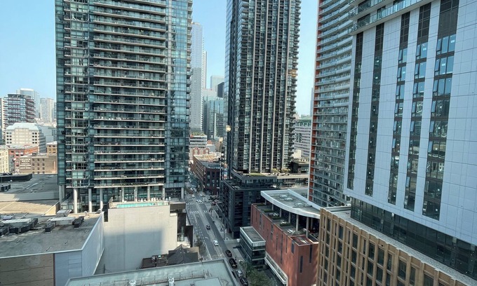 Downtown Toronto Apartment | 1 + 1 Bedroom Apartment In Entertainment District Downtown Toronto