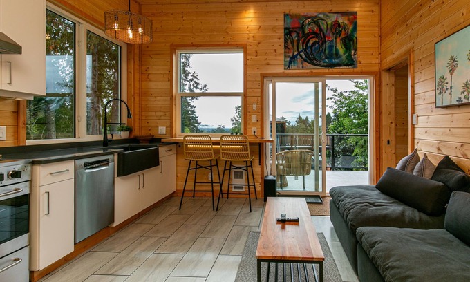 Sooke House | 1-Bedroom Knotty Pine Cabin w/Sauna & Jacuzzi