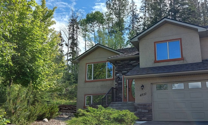 East Kootenay House | 1 min to golf course, 5 min to ski hill and hot springs