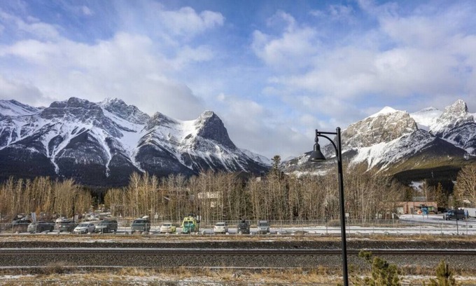 Canmore Apartment | 109 - 1106 Bow Valley Trail · Panoramic Mountain View Townhome w/AC