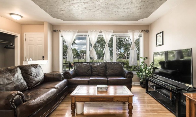 Southwest Calgary House | 180 m² House ∙ 4 bedrooms ∙ 9 guests