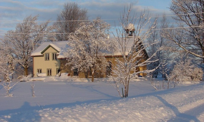 Grey Highlands House | 1870's stone schoolhouse close to hiking and skiing
