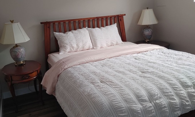 Arnprior Apartment | 1Bed 1Bath Apartment Quiet, close to park, beach, biking and walking trails