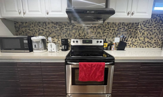Vancouver South House | 2 BR + 1BA private entry for family Gateway