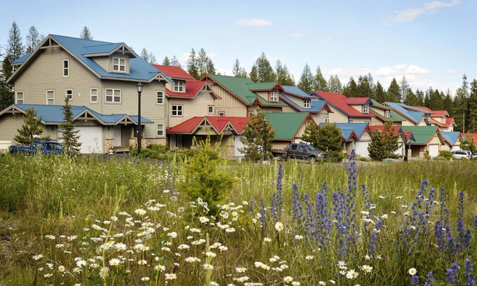 East Kootenay Ski Chalet | 2 Hot Tubs and 2 Kitchens! Large and Conveniently located.