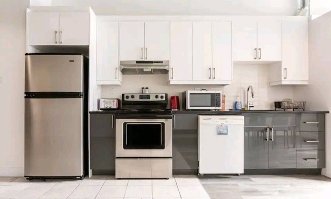 La Petite-Patrie Apartment | #2⭐PLAZA ST-HUBERT⭐️METRO JEAN-TALON⭐️JARRY PARK