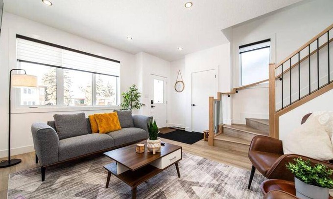 Jasper Place House | 232 m² House ∙ 4 bedrooms ∙ 10 guests