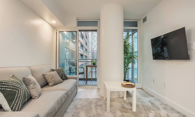 CityPlace Apartment | 2BR Apartment in Toronto - Entertainment District