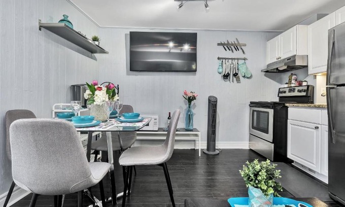 Centretown West Apartment | 2BR Apartment w Rooftop Terrace access & Netflix