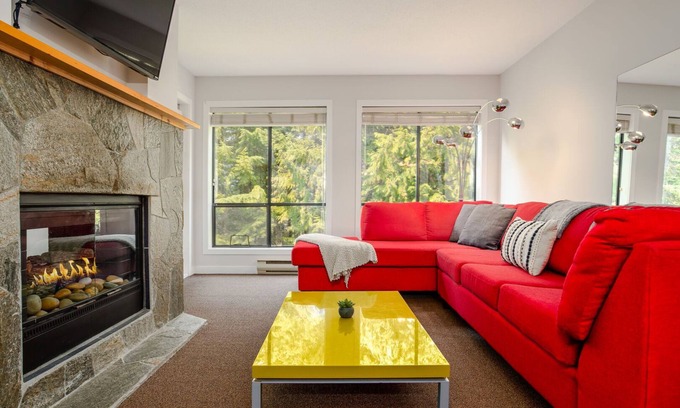 Upper Village Condo | 2BR | Powderhorn | Near Gondola | Double Sided Fireplace | Rooftop Hot Tub | Parking