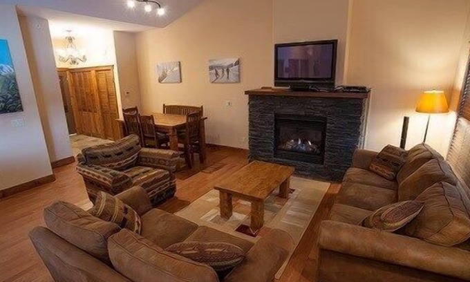 East Kootenay Condo | 3 Bedroom Condo with PRIVATE HOT TUB | BBQ Grills + FREE Wi-Fi