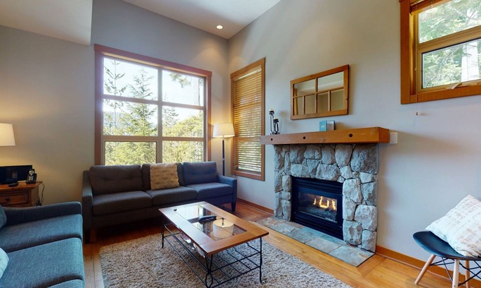 Upper Village House | 3 Bedroom plus Den/2.5 Bath Mountain Star Townhome, Private Hot Tub, Quiet Slope Side location