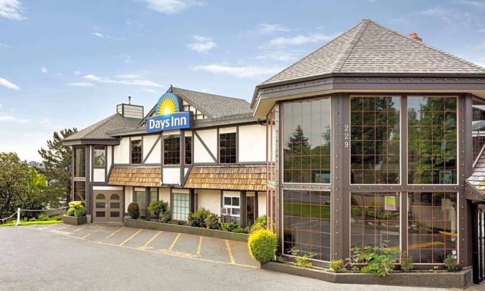 Gorge -Tillicum Area Hotel | 3-Star Hotel ∙ Days Inn by Wyndham Victoria Uptown