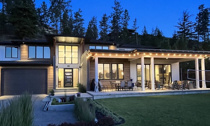Southwest Mission House | ๐โ๏ธ 3 sty Hse + Lg hot tub! Vacation close to Beaches, Trails, Wineries & Cafes.