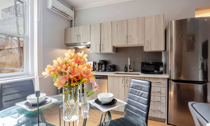 Downtown Montreal Apartment | 3BDR Penthouse, Rooftop & BBQ - Crescent