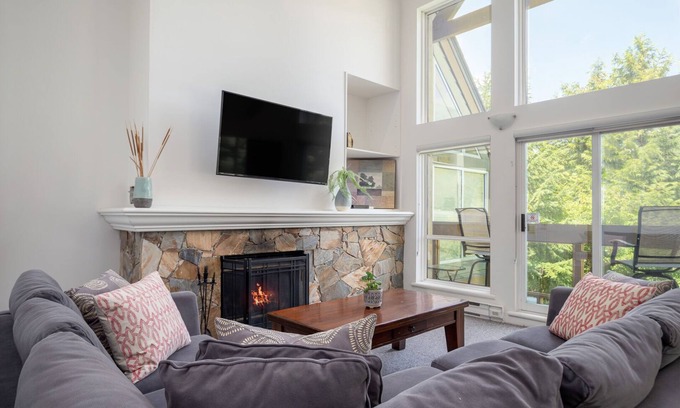 Blackcomb House | 3BR | Alpine Greens | King Bed | Soaker Tub | Wood Burning Fireplace | Near Gondola