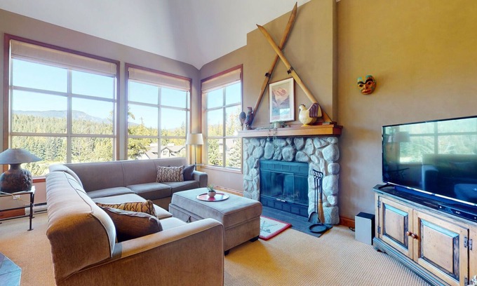 Blackcomb House | 3BR | Blackcomb Greens | King Bed | Wood Burning Fireplace | Private Patio w/BBQ | Mountain Views