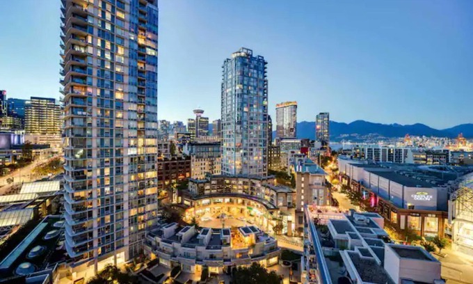 Crosstown Apartment | 3BR Urban Oasis w/Prime Location & Stunning Views | Parking | Gym| Pool & Sauna