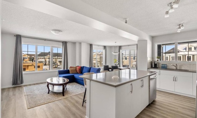 Airdrie House | 4 Bedroom Town Home with Garage Parking, Fast WiFi, Smart TV with Netflix, Fully Equipped Kitchen, Sleeps 10, Ideal for Families