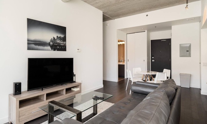Winnipeg Condo | (404)Downtown Glasshouse Dazzling 2 Bdr+Fast WiFi(311)