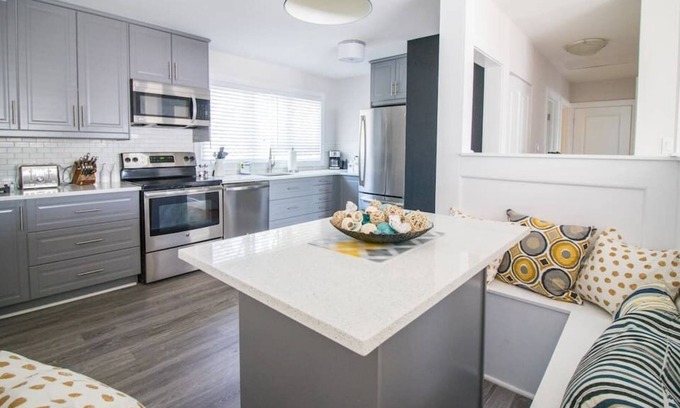Jasper Place House | 5 min from WEM. 3 Bedroom Home.