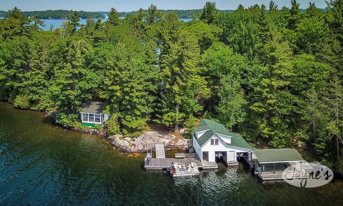 Muskoka Lakes Cottage | 6 bdrm, 5 bath, Old Muskoka, Rare sandy walk in! 800' frontage! Lake Joe!
