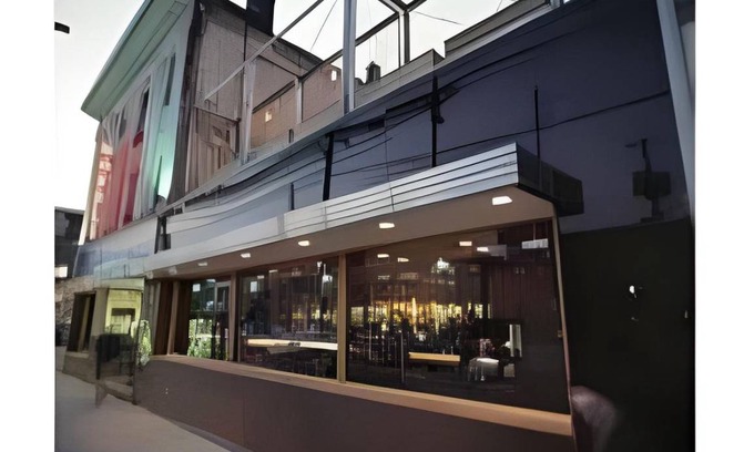 Beaconsfield Village Hotel | 88 m² Hotel ∙ 2 bedrooms ∙ 127 guests