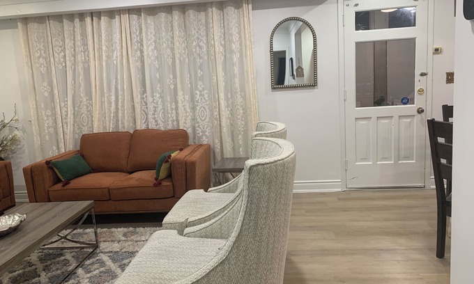 Silvertown House | A cozy bunglow in Naigara Falls!