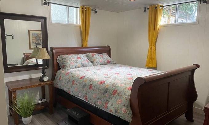 Leduc House | A Touch of Country Guest Suite - 2 Bedroom - Close to the airport!