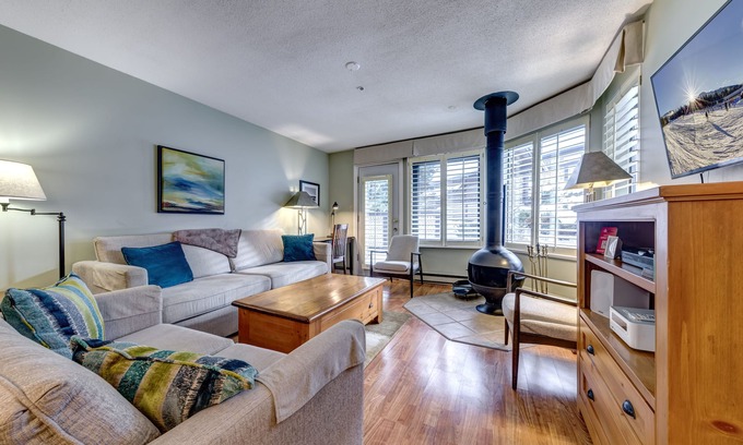 Blackcomb Condo | Acer Vacations | Clean & Cozy Slopeside 2 Bedroom | Free Parking & WIFI | Free Shuttle | Wintergreen
