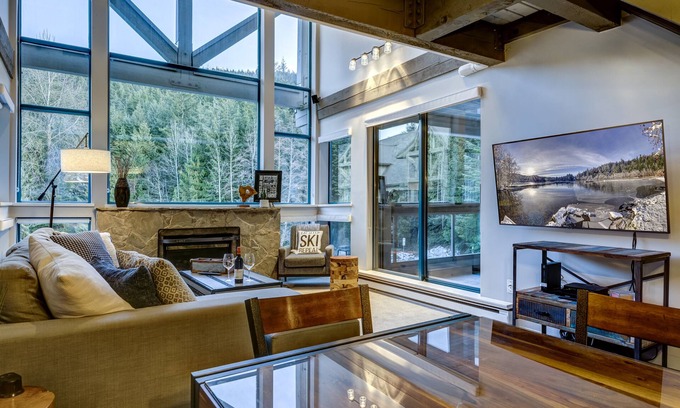 Upper Village Condo | Acer Vacations | Renovated Luxury 2 bed + Loft | Ski-in/Out | A/C | Free Wifi | Greystone Lodge