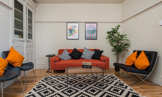 De Lorimier Apartment | Amazing 4BR on The Plateau Mont-Royal by HomeFeel
