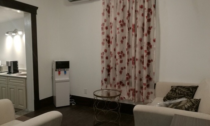 Stratford House | Ambassador's Inn Next Door - King Suite(Suite 4) in Stratford