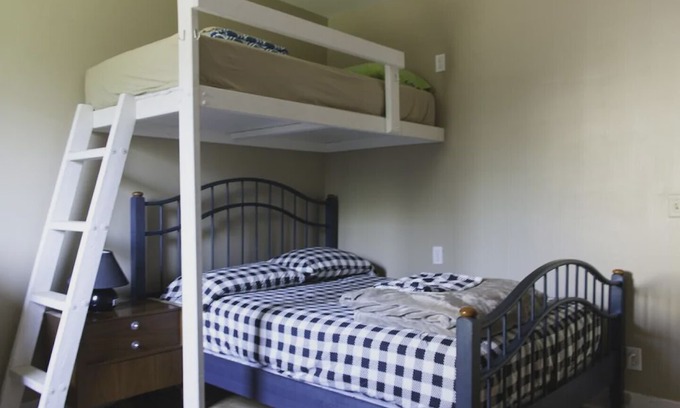 Charny House | Auberge Jeunesse à Loulou - Double Private Room #P2