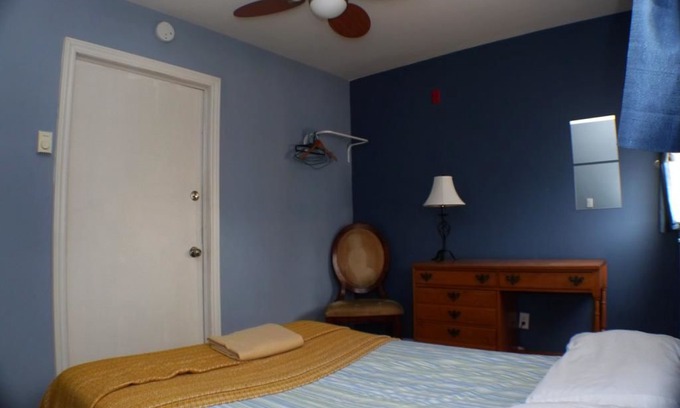 Charny House | Auberge Jeunesse à Loulou - Double Private Room #A9 with Balcony