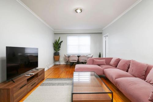 Cote-Des-Neiges—Notre-Dame-De-Grace Apartment | Beautiful 2BR on Walkley