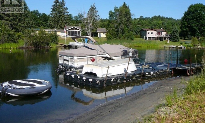 Minden Hills Cottage | Beautiful 3 Bdrm + Bunkie Waterfront Cottage Near Gull Lake